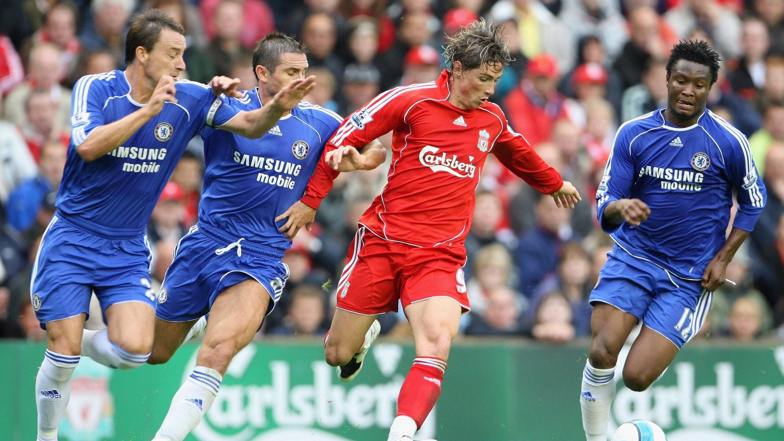 比赛中快速回防展现战术训练成果有效阻断对方进攻线路